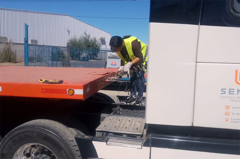 Alumna Sencap en práctica de  acoplar semi-remolque