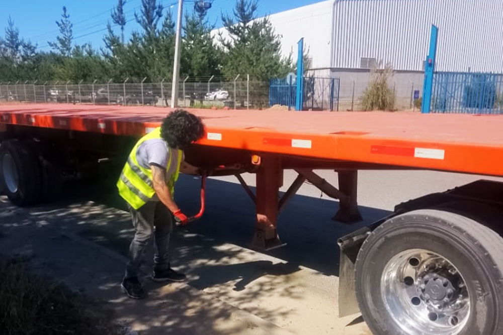 Alumna Sencap en práctica de  acoplar semi-remolque